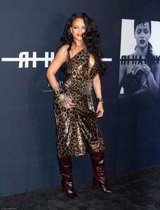 RIHANNA_BOOK_NYC_004.thumb.jpg.bd07384b6b6877886ae533d26fce2614.jpg