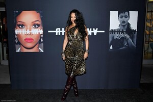 RIHANNA_BOOK_NYC_034.thumb.jpg.f5e5a03101500a1afb35fd4bd5c3b642.jpg