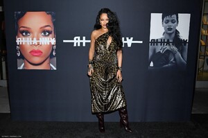 RIHANNA_BOOK_NYC_035.thumb.jpg.6b01fee59b563c389884ec276dc56585.jpg