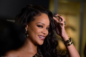 RIHANNA_BOOK_NYC_045.thumb.jpg.cf5d2c0103b6339c31290f42bf64778a.jpg