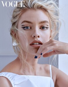 Stella-Maxwell-Beauty03.thumb.jpg.77524226fbd5a38a6d6426372c67cd34.jpg