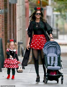 20448848-7637001-Happy_Halloween_Irina_Shayk_33_and_her_daughter_Lea_De_Seine_2_s-a-20_1572557599940.jpg