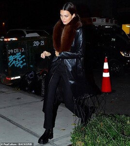 21362992-7716879-Her_look_Kendall_bundled_up_in_a_leather_jacket_which_was_lined_-a-20_1574481326530.jpg