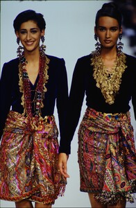 431928190_oscar-de-la-renta-fw-1991(2).thumb.jpg.9ae4b08ef88072a34d212f49c35b4b6d.jpg