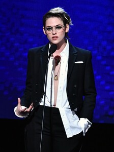 kristen-stewart-2019-annual-american-cinematheque-awards-12.jpg