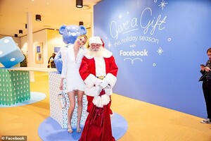 22178084-7787357-Holly_Jolly_She_was_sure_to_pose_with_Santa_Claus_at_the_event-a-1_1576194718519.jpg