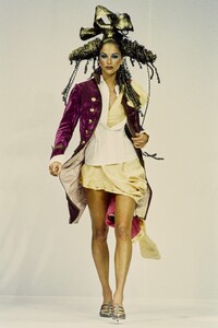 JOHN-GALLIANO-SPRING-1993-RTW-008.thumb.jpg.d42cd5bc8ec720d9ac6e6f4fe99a9147.jpg