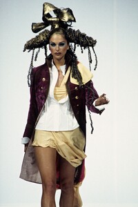 JOHN-GALLIANO-SPRING-1993-RTW-079.thumb.jpg.cc066ed81f2772f2c0d5c7fbac47a2f0.jpg