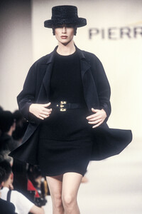 Pierre-Balmain-1994-Women-RTW-63.thumb.jpg.5b76b45285b897b24b2c51f2e84fc30c.jpg