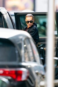 irina-shayk-with-bags-of-presents-12-25-2019-3.thumb.jpg.db50fd52cce104c0cb6788f7be228a77.jpg