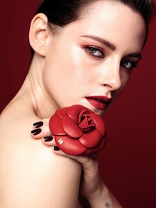 kristen-stewart-chanel-rouge-allure-camelia-spring-campaign-2020-0.thumb.jpg.fbf1980194a1cfc29faae609489c6992.jpg