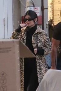 kylie-jenner-christmas-shopping-at-moncler-in-beverly-hills-12-02-2019-6.jpg