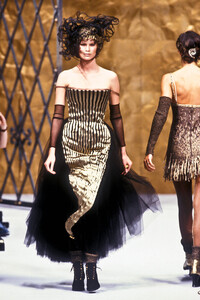 1084499231_Chanel1993HauteCouture239.thumb.jpg.ab6baf74409bd1f73841432cc4b2f6f1.jpg