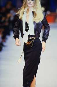 1197531002_chanel-ss-1992(7).thumb.jpg.bd5237d24fc6931e1ab1c93626e3b9f3.jpg