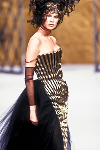 1379174083_Chanel1993HauteCouture240.thumb.jpg.730f6d1596279bda1795e6ad288bf907.jpg