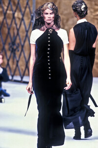 1529345966_Chanel1993HauteCouture62.thumb.jpg.5672ad06f22c291bf7d6ba7df5856edf.jpg