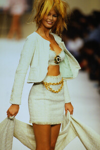 1571826084_chanel-ss-1994(7).thumb.jpg.db2d9b966c81031db562db5943a449a1.jpg