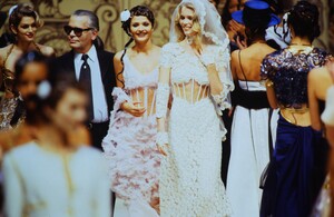 166492709_chanel-hc-ss-1993(29).thumb.jpg.899132dd5d8437948d931bb5a953a857.jpg