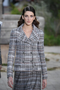 1944714454_ChanelRunwayParisFashionWeekHauteCouture7Yv_844XflCx.thumb.jpg.6640712c66b2cc14158130f8919abbca.jpg