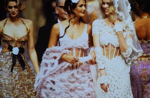 249904937_chanel-hc-ss-1993(28).thumb.jpg.7058f3b6cf59774ba39905994ef53b37.jpg