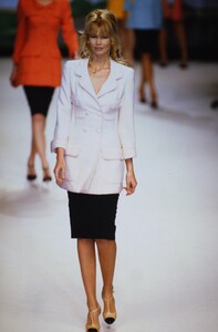 330218745_chanel-hc-ss-1995(7).thumb.jpg.55332224599ab12d77447248f6f6e02d.jpg