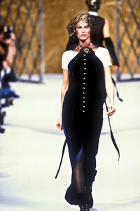 482664002_Chanel1993HauteCouture61.thumb.jpg.be72b3fba1ca422a789c0f3fc3577702.jpg