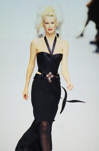 567908034_chanel-hc-fw-1994(20).thumb.jpg.d1b068b33ae90a50ea671225a0af99c4.jpg