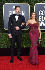 Sofia+Vergara+77th+Annual+Golden+Globe+Awards+ZVHVk-R4Nzbx.jpg