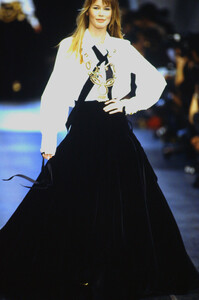 860787567_chanel-fw-1993(5).thumb.jpg.11c976342c89f474eb187284d592345b.jpg