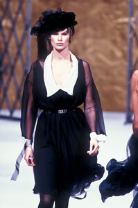 882120357_Chanel1993HauteCouture114.thumb.jpg.0cbc787a10a6801d7f7c300fd20c20c4.jpg