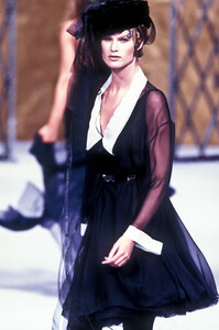 996763193_Chanel1993HauteCouture115.thumb.jpg.171324f2d9bcc1666beefb576489bcb9.jpg