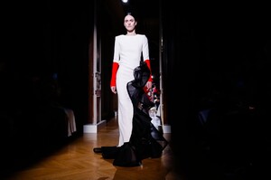 Valentino-Haute-Couture-SS20-Paris-24032-1579718227.thumb.jpg.14d370228808f18f811ef54b595664f0.jpg