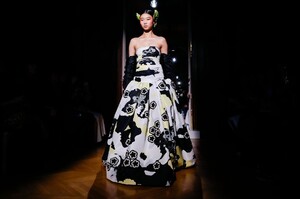 Valentino-Haute-Couture-SS20-Paris-24396-1579718480.thumb.jpg.8cb29e81e8ba9ca68a2a78846cad43a4.jpg