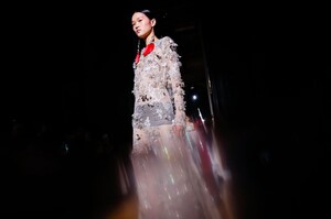 Valentino-Haute-Couture-SS20-Paris-24481-1579718535.thumb.jpg.6d55ed9d3a6f8400ca5adb23544f8582.jpg