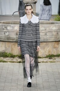 defile-chanel-printemps-ete-2020-paris-look-7.thumb.jpg.1ee1d8d96c8031862c9e9c9129faf19a.jpg