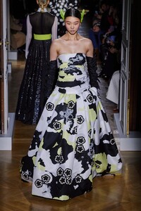 defile-valentino-printemps-ete-2020-paris-look-48.thumb.jpg.134cd470236b33afc017266bf8a4211b.jpg