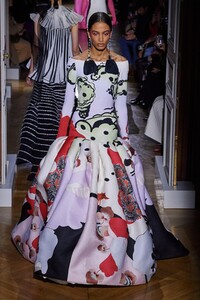 defile-valentino-printemps-ete-2020-paris-look-58.thumb.jpg.4dbf66c73be26dca3c081e3c0c1689f2.jpg