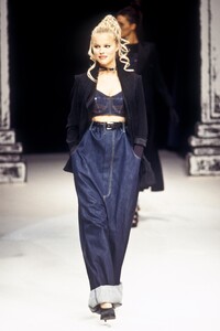 103285753_JeanPaulGaultier1993WomenRTW61.thumb.jpg.b0e990cf4ef6a63bafdc9230d35efdab.jpg