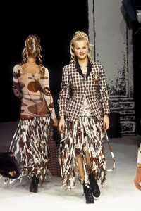 1620719240_JeanPaulGaultier1993WomenRTW149.thumb.jpg.a3dfbe757c98db68178f974bd285852b.jpg