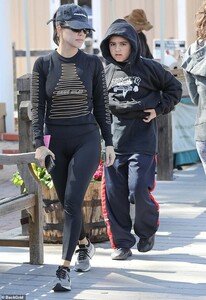 24787114-8008297-On_trend_The_eldest_of_the_Kardashian_sisters_40_cut_a_sporty_fi-m-69_1581804211095.jpg