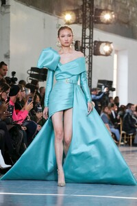 Elie-Saab-Haute-Couture-SS20-Paris-0290-1579697999.thumb.jpg.c9f971f137f25e421256a99693112d40.jpg