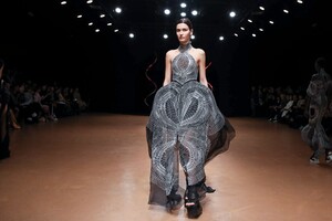 Iris-Van-Herpen-Haute-Couture-SS20-Paris-8832-1579523635.thumb.jpg.e5a38a1b71047e6167c8642a3cde6b10.jpg