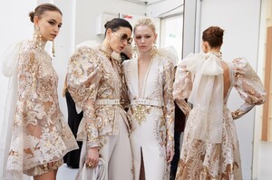 backstage-defile-elie-saab-printemps-ete-2020-paris-coulisses-116.thumb.jpg.d0663e87459b14445de01fbbf981b05b.jpg