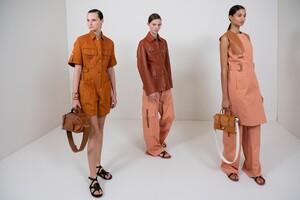 backstage-defile-hermes-printemps-ete-2020-paris-coulisses-16.thumb.jpg.0d06cb623fe51dfe57d981c42ab49d03.jpg