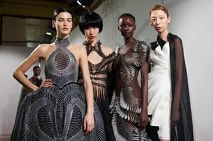 backstage-defile-iris-van-herpen-printemps-ete-2020-paris-coulisses-40.thumb.jpg.6c7fea94f3c259f3d5f93b39bcc7da4e.jpg