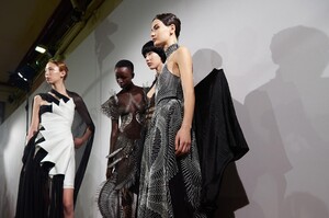 backstage-defile-iris-van-herpen-printemps-ete-2020-paris-coulisses-45.thumb.jpg.a1f35deefd1b084f9591e29fcc47a58e.jpg