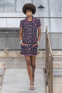 defile-chanel-printemps-ete-2020-paris-look-5.thumb.jpg.041518af3ce158921e2507494545c6aa.jpg