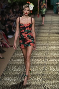 defile-dolce-amp-gabbana-printemps-ete-2020-milan-look-71.thumb.jpg.73aa0aaee2c6684bbf3a7bfd79fa02a0.jpg