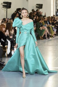 defile-elie-saab-printemps-ete-2020-paris-look-25.thumb.jpg.52a12e2f55972b19f8c7b5990898a344.jpg