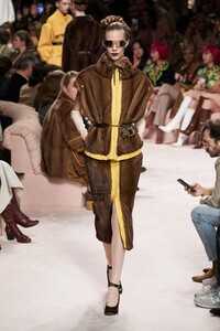 defile-fendi-automne-hiver-2020-2021-milan-look-27.thumb.jpg.8836cc6624f51910fcf350a93fd6ae34.jpg